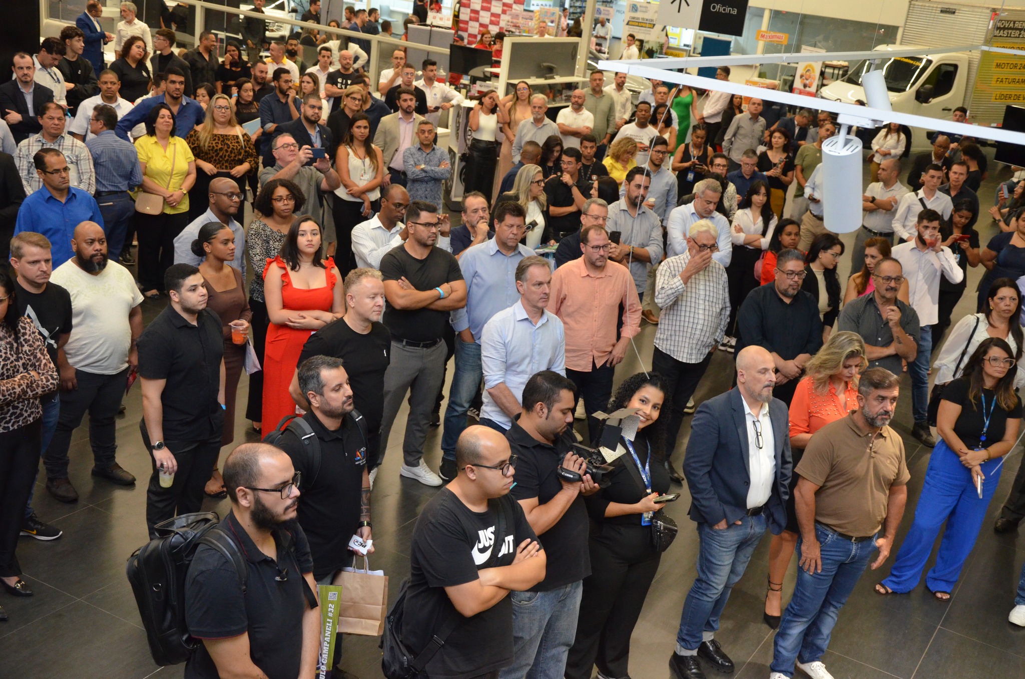 Vista aérea de multidão no evento com mais de 200 participantes