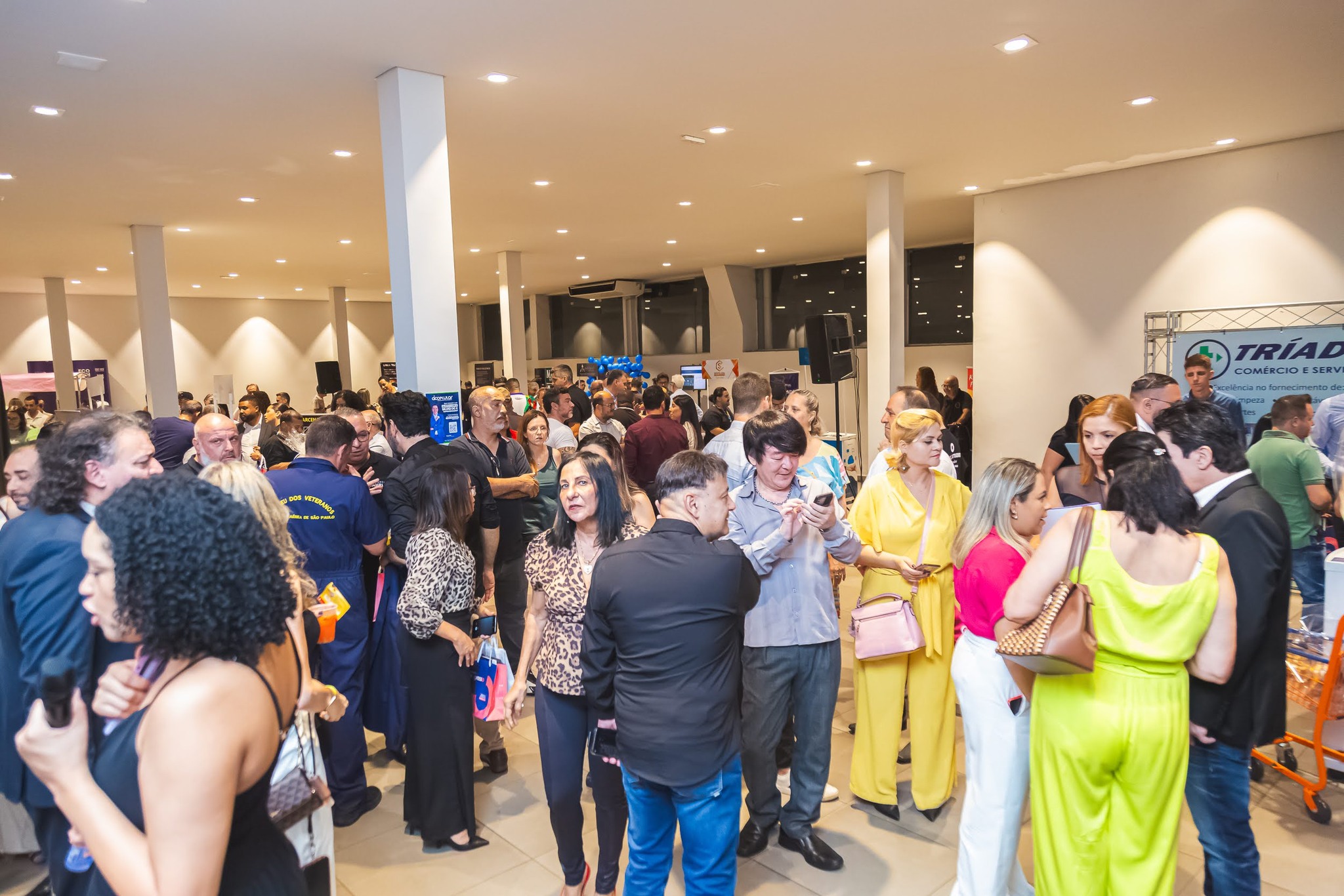 Empresários em networking no espaço de exposição do evento